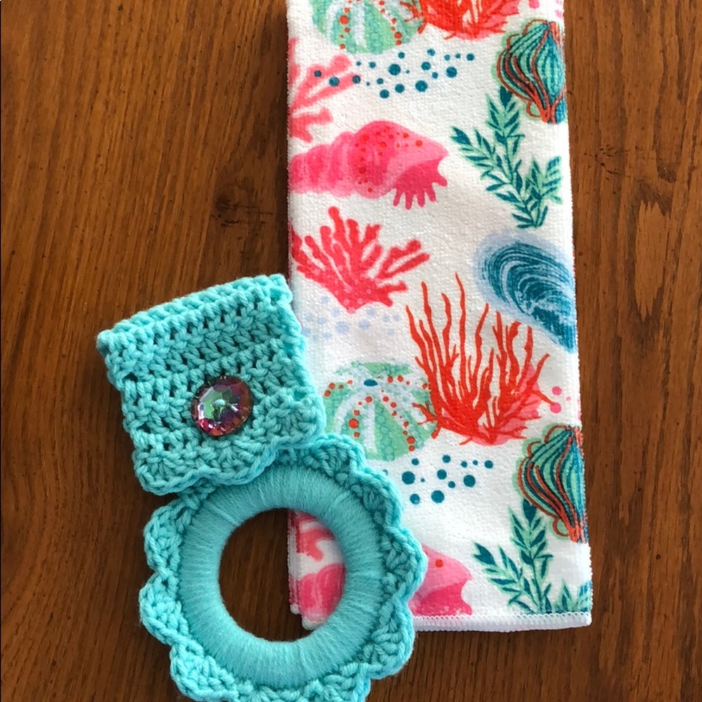 Kitchen towel hanger with microfiber towel